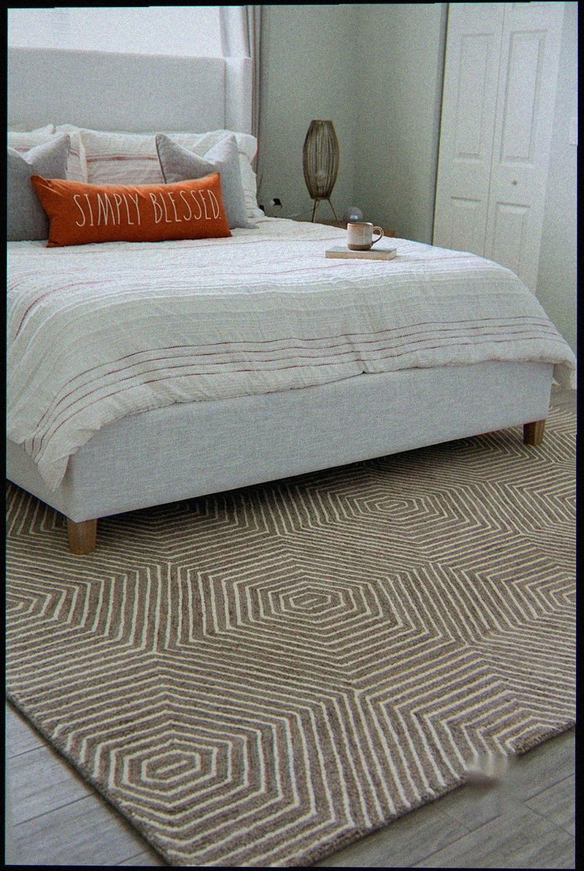 Coastal Sophistication: Crafting a Balanced Living Room Palette with Hooked Wool