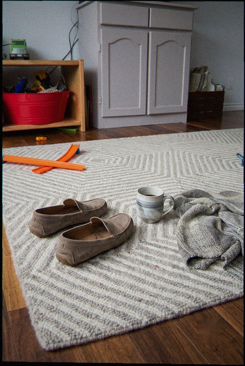 Coastal Sophistication: Crafting a Balanced Living Room Palette with Hooked Wool